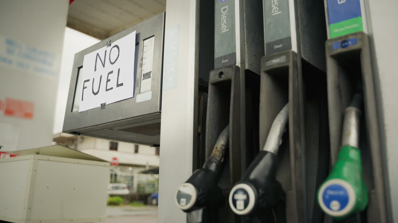 Cartello 'mancanza di carburante' alla stazione di servizio a causa della crisi petrolifera in Europa