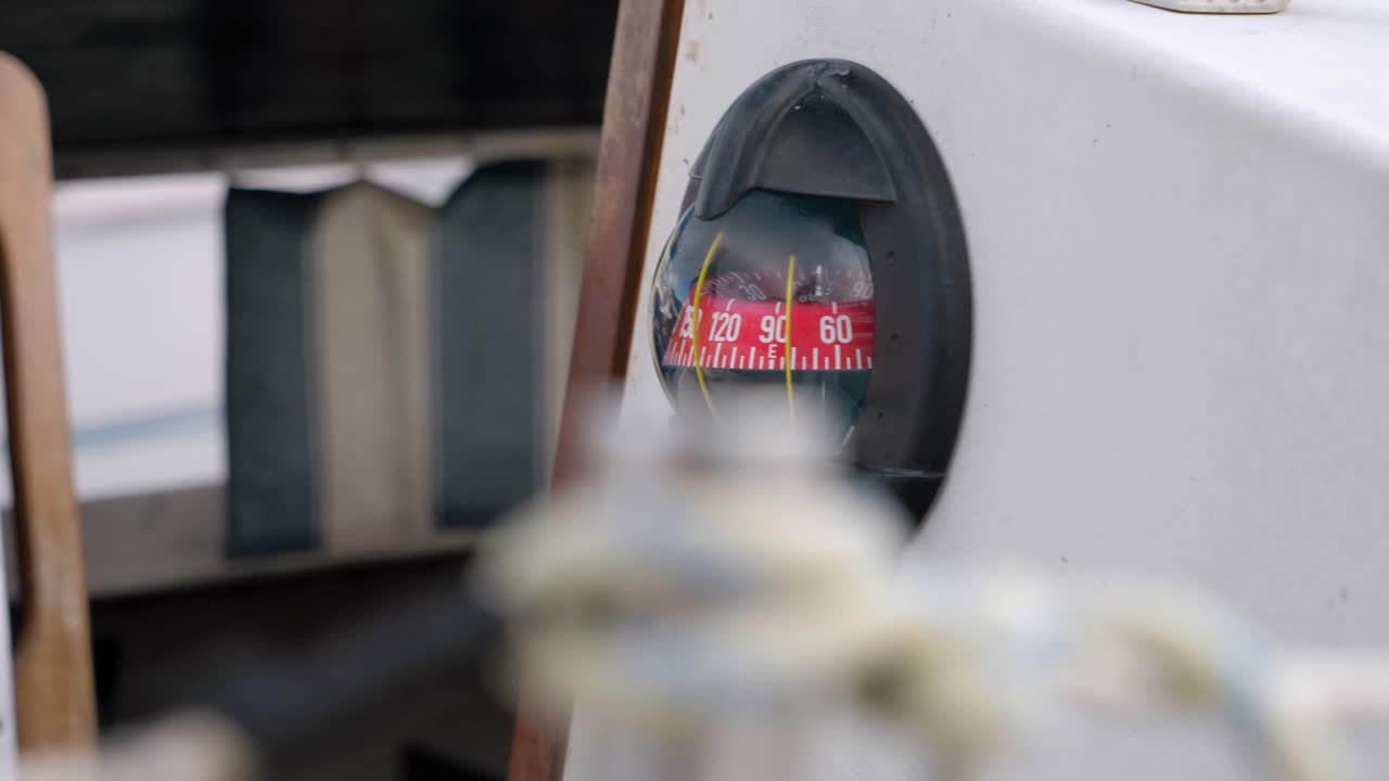 선장 이 항해 하고 있는 방향 을 알려 주는 자이로컴퍼스 의 느린  ⁇ 도 촬영