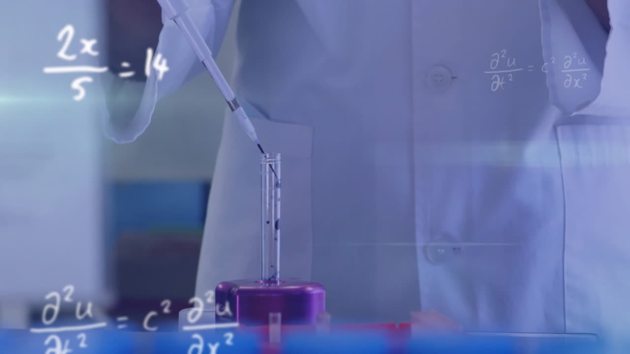 animación de ecuaciones matemáticas sobre científica caucásica trabajando en el laboratorio