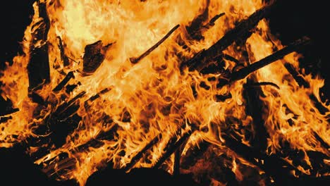 la hoguera arde por la noche sobre un fondo negro en la naturaleza