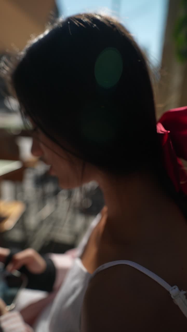 야외에서 전화를 사용하는 여성