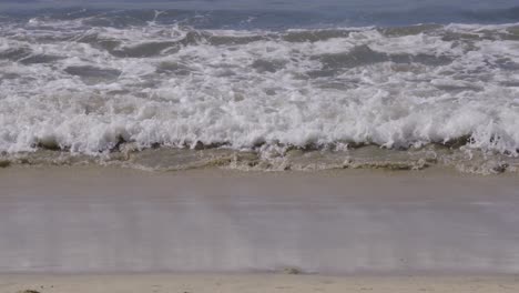las olas rompen lentamente en la playa mexicana de bucerías