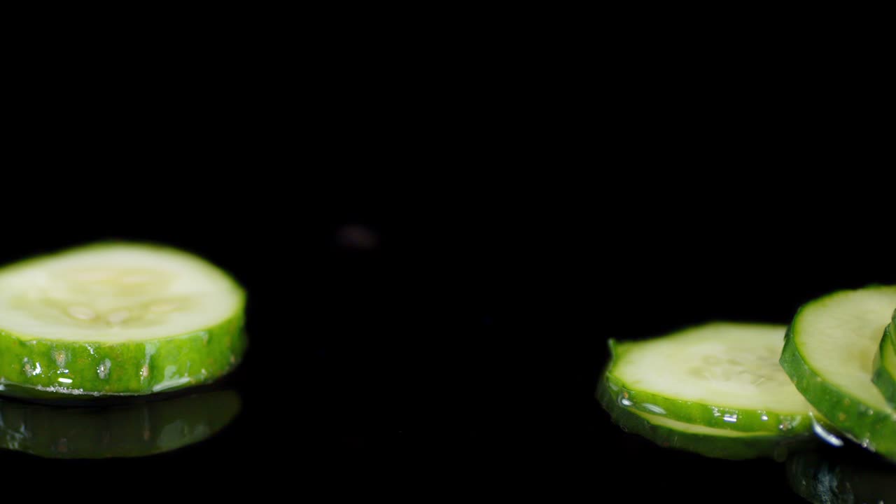 호박 조각이 물 어리에 떨어집니다.