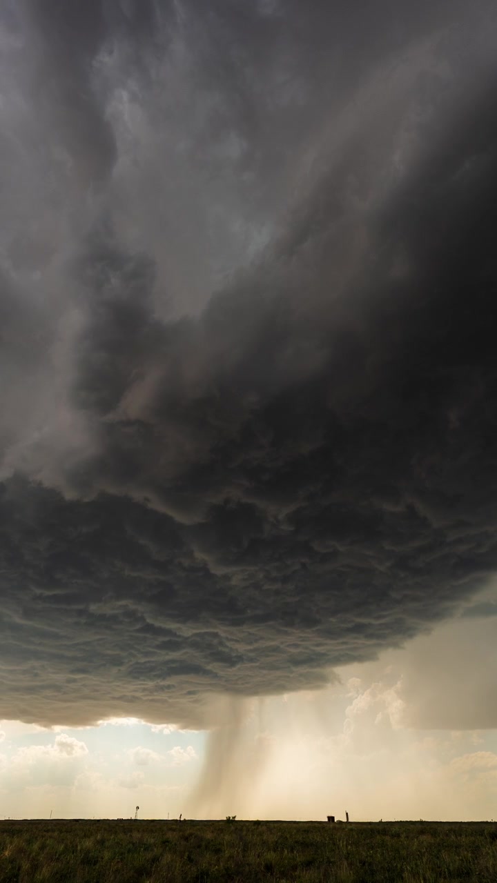 Mørke, turbulente skyer driver hen over himlen i en scene med voldsomt vejr.
