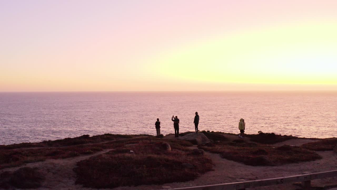 공중: 드론, 사람들이 해가 지는 것을 지켜보고, 내려오는 모습