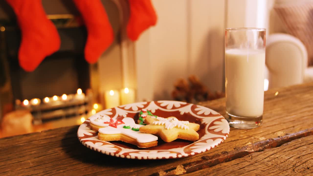 galletas de jengibre con un vaso de leche en una mesa de madera