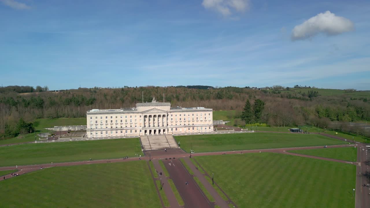 스몬트 (stormont) 와 벨파스트 (belfast) 의 의회 건물의 넓은 은 빛의 날, 카메라가 낮은 곳에서 높은 곳으로 올라간다.