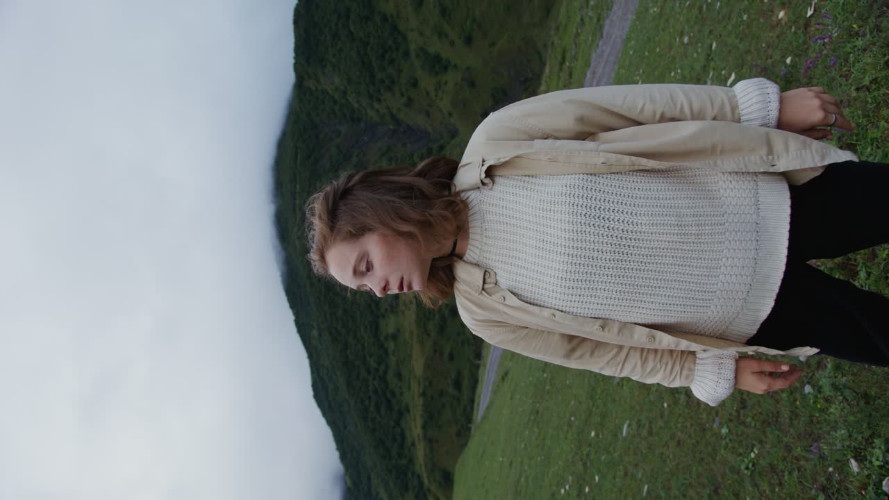 산의 계곡에 있는 여자