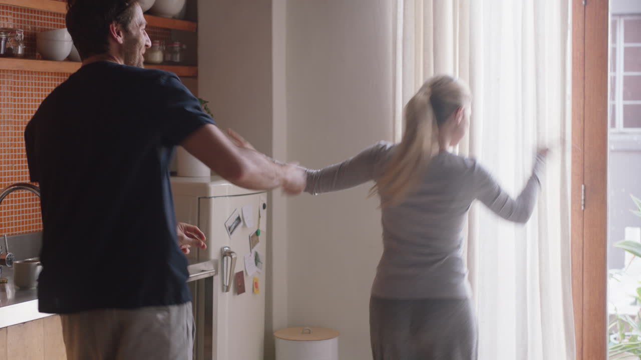 pareja joven feliz bailando en casa disfrutando de un baile divertido juntos divirtiéndose celebrando la relación el fin de semana