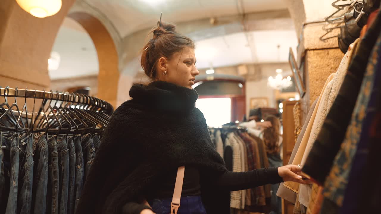 mujer comprando ropa