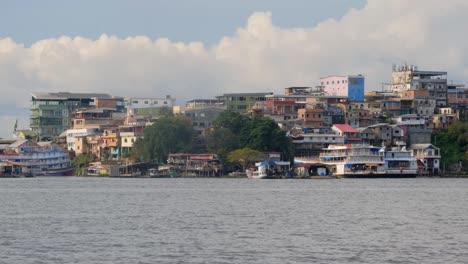 Casas-Humildes-De-Favelas,-Costa-Del-Río-De-Manaus-Brasil-Desde-La-Vista-Panorámica-Del-Barco