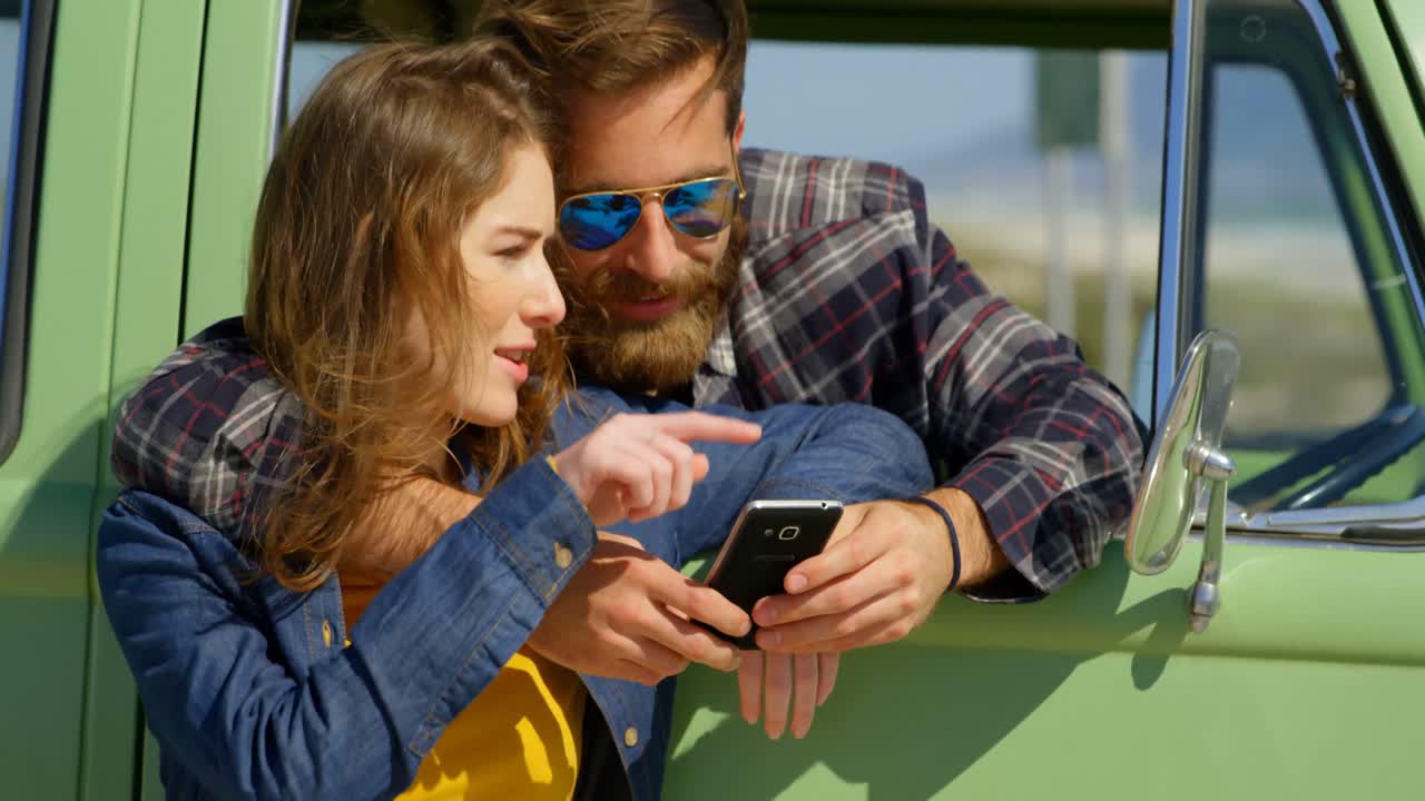 pareja linda discutiendo en el teléfono móvil en un día soleado 4k
