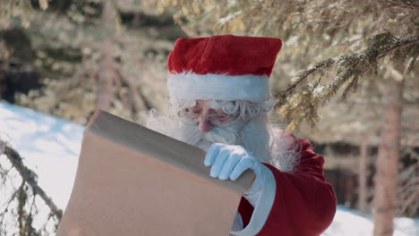 santa está mirando un pergamino con regalos para los niños