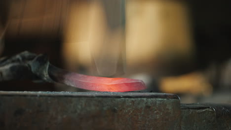 Tocho-De-Hierro-Caliente-Sobre-El-Yunque-Un-Herrero-Forja-Un-Producto-De-Metal---Concepto-De-Artesanía-Tradicional