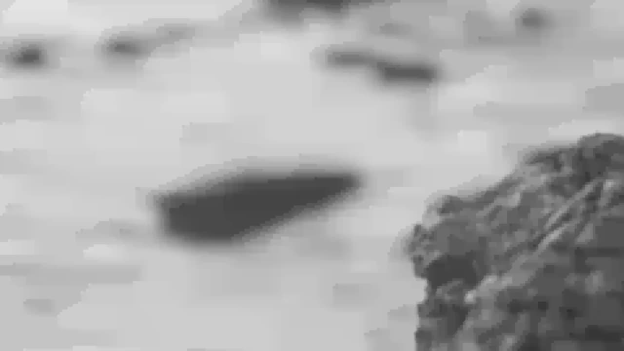 포르투갈 에 있는 에스토릴 해변 의 조용 하고 편안 한 파도