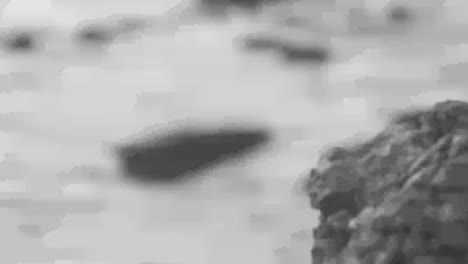 enfoque desenfoque de la playa de estoril en portugal con olas tranquilas y relajantes