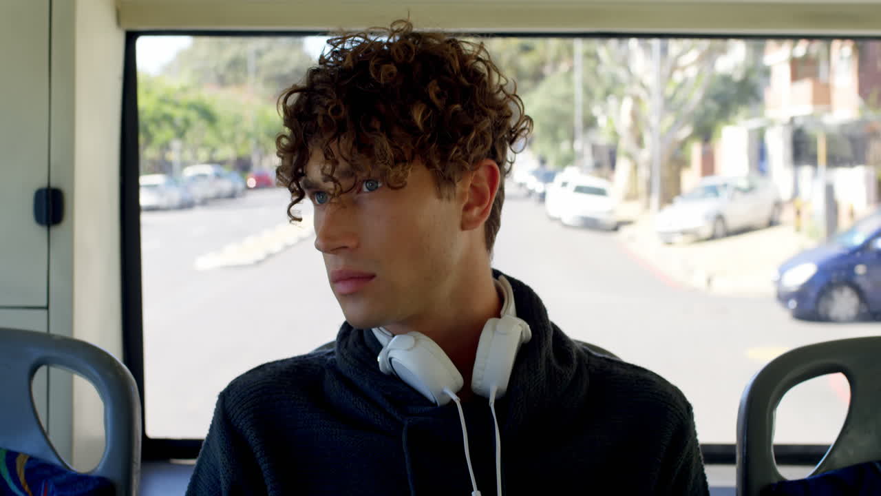 4k 버스에서 여행하는 남자