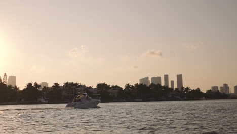 Yate-Cerca-De-Una-Villa-De-Lujo-Frente-A-La-Isla-De-Las-Estrellas-De-Miami-Al-Atardecer