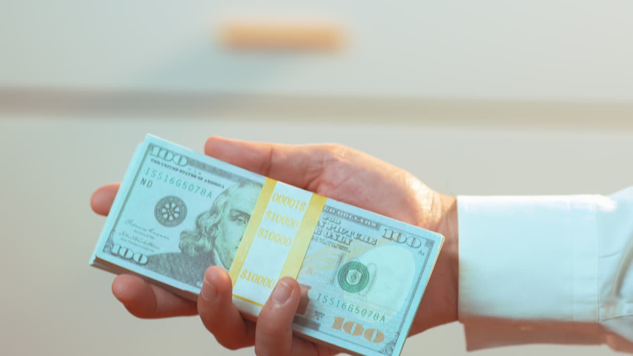 백인 여성이 라틴계 남성의 손에 현금 한  ⁇ 어리를  ⁇ 습니다.