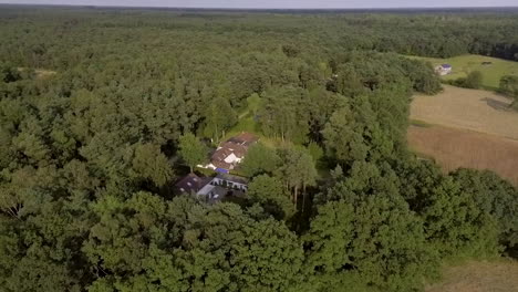 Ein-Drohnenflug-über-Den-Wald-Und-Das-Dorf-Kempen-In-Belgien-In-Der-Nähe-Von-Antwerpen