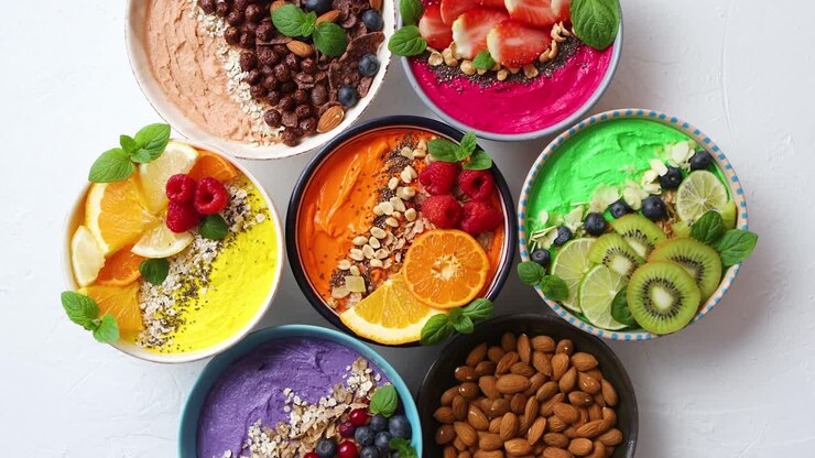 berbagai smoothie segar yang sehat atau yoghurt dalam mangkuk dengan stroberi kiwi chia blackberry