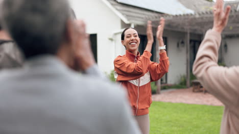 Aplausos,-Alegre-Y-Entrenador-Con-La-Gente