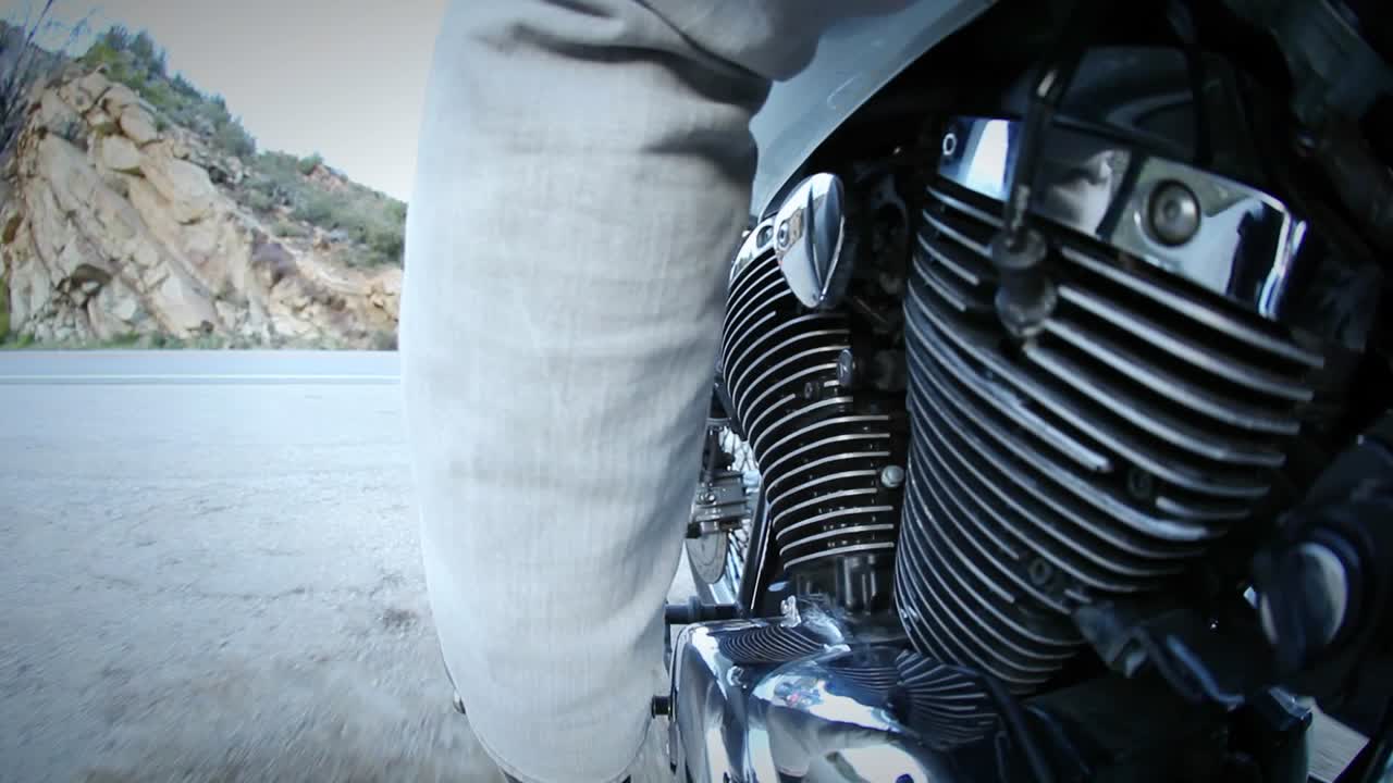 오토바이가 산길을 달리고 있다