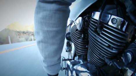 Se-Conduce-Una-Motocicleta-Por-Una-Carretera-De-Montaña.