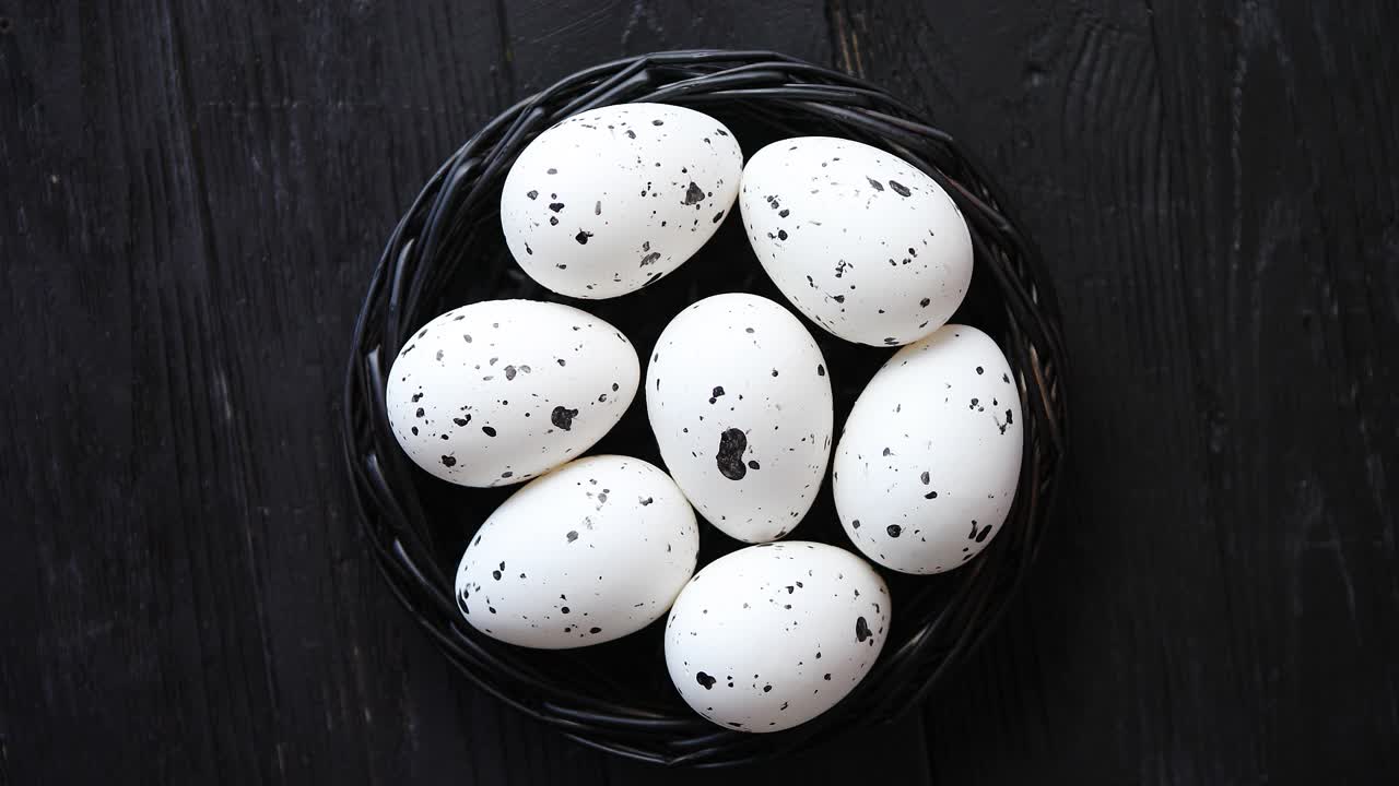 검은 소박한 나무 배경 부활절 기호에 둥지에 전체 닭고기 달걀