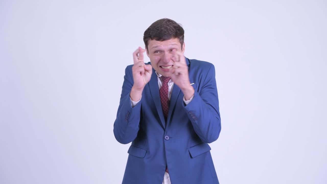 슈트 입은 잘생긴 젊은 사업가