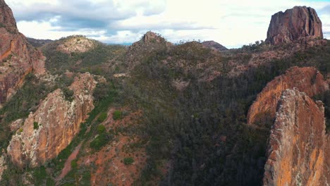 Beautiful-rock-formation-in-New-South-Wales,-Australia,-aerial-pull-back-reveal