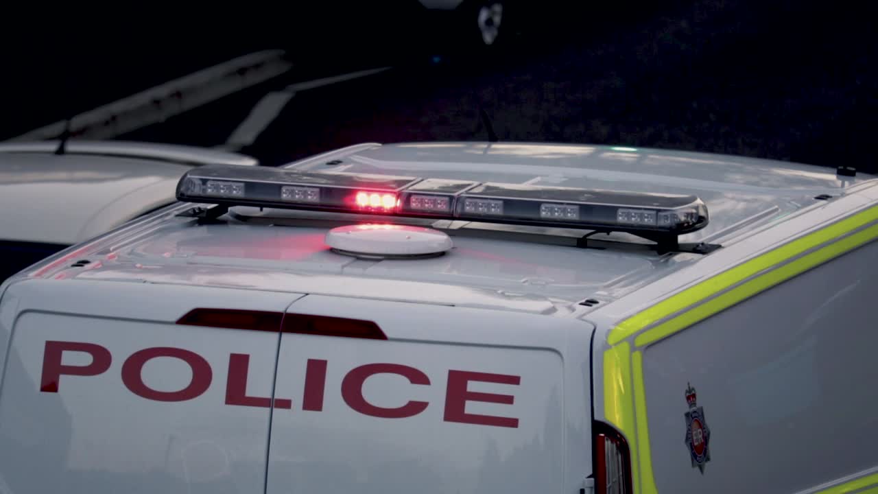 los servicios de emergencia que asisten a un incidente en greater manchester, reino unido