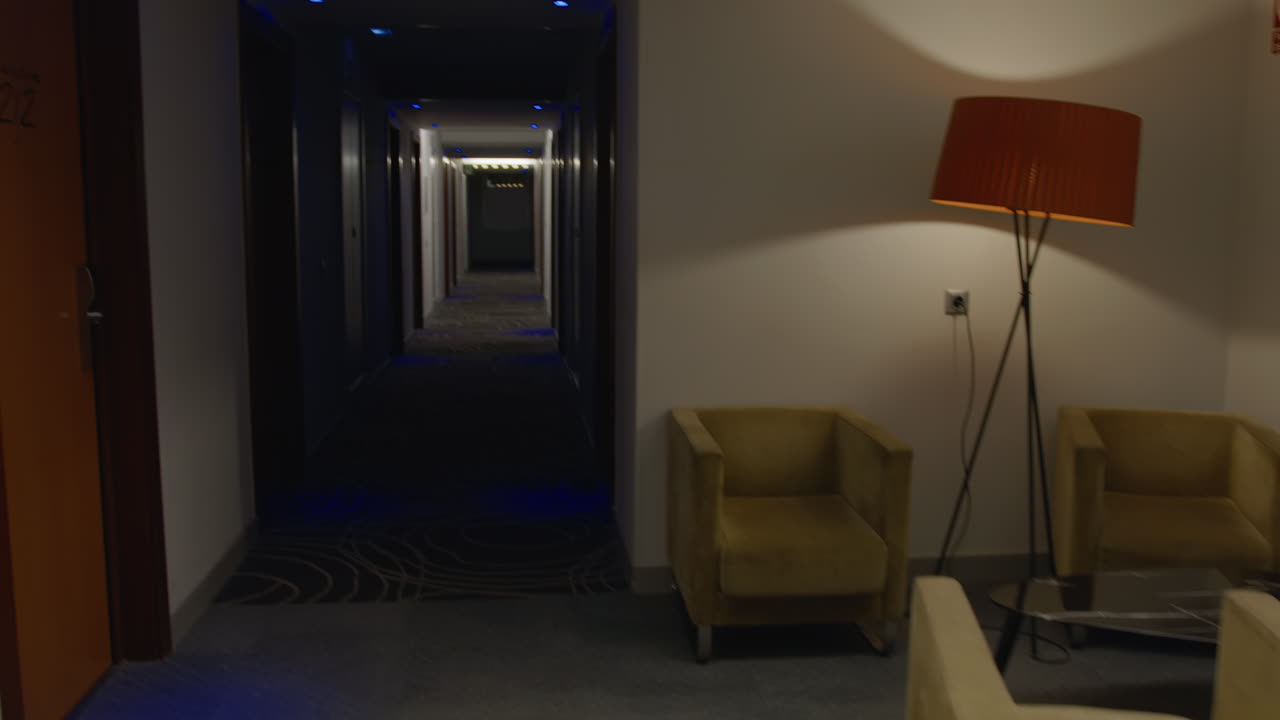 corredor del hotel y el oso de peluche gigante