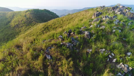 Saque-La-Foto-De-Una-Excursionista-Haciendo-Turismo-En-La-Cima-De-Una-Montaña-Rocosa