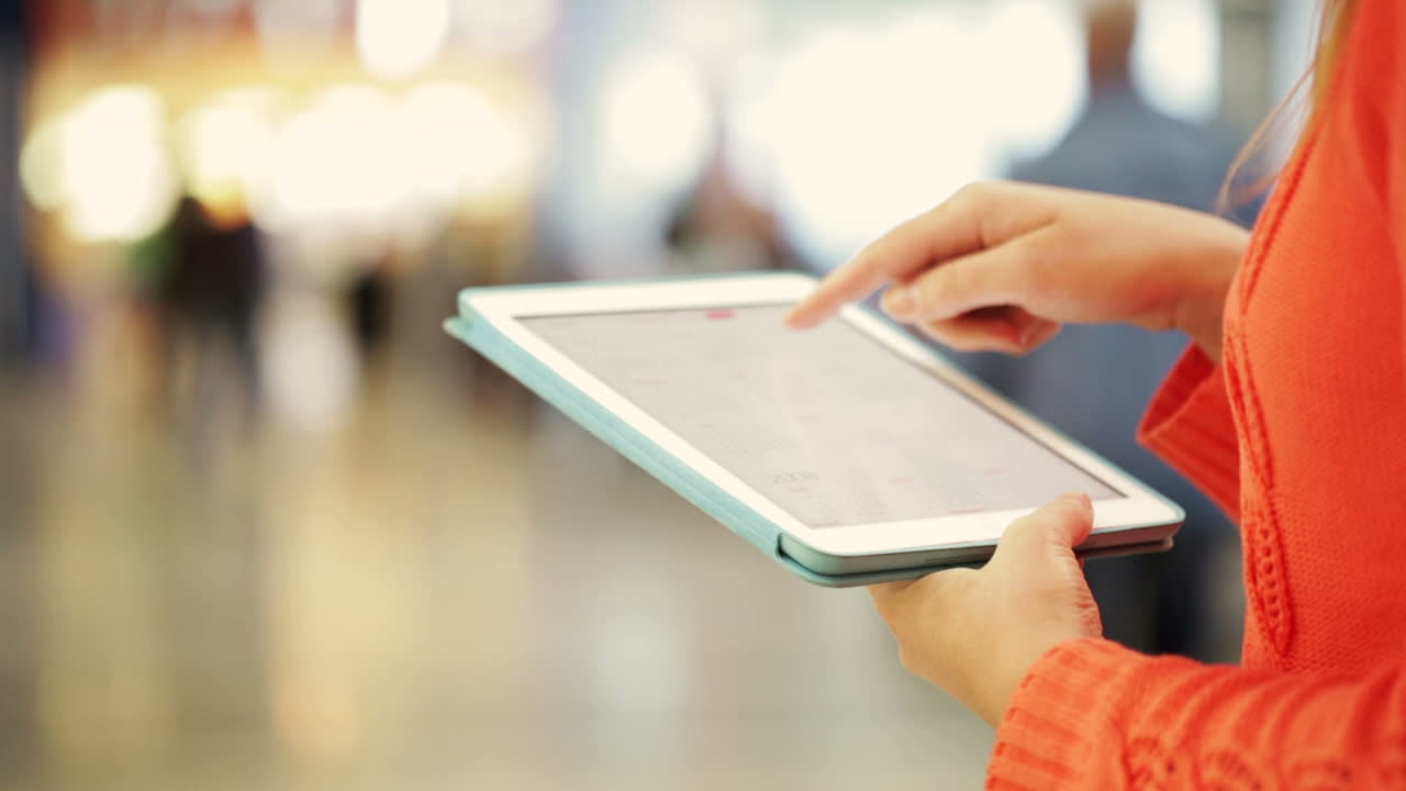 uso de una tableta en un lugar público