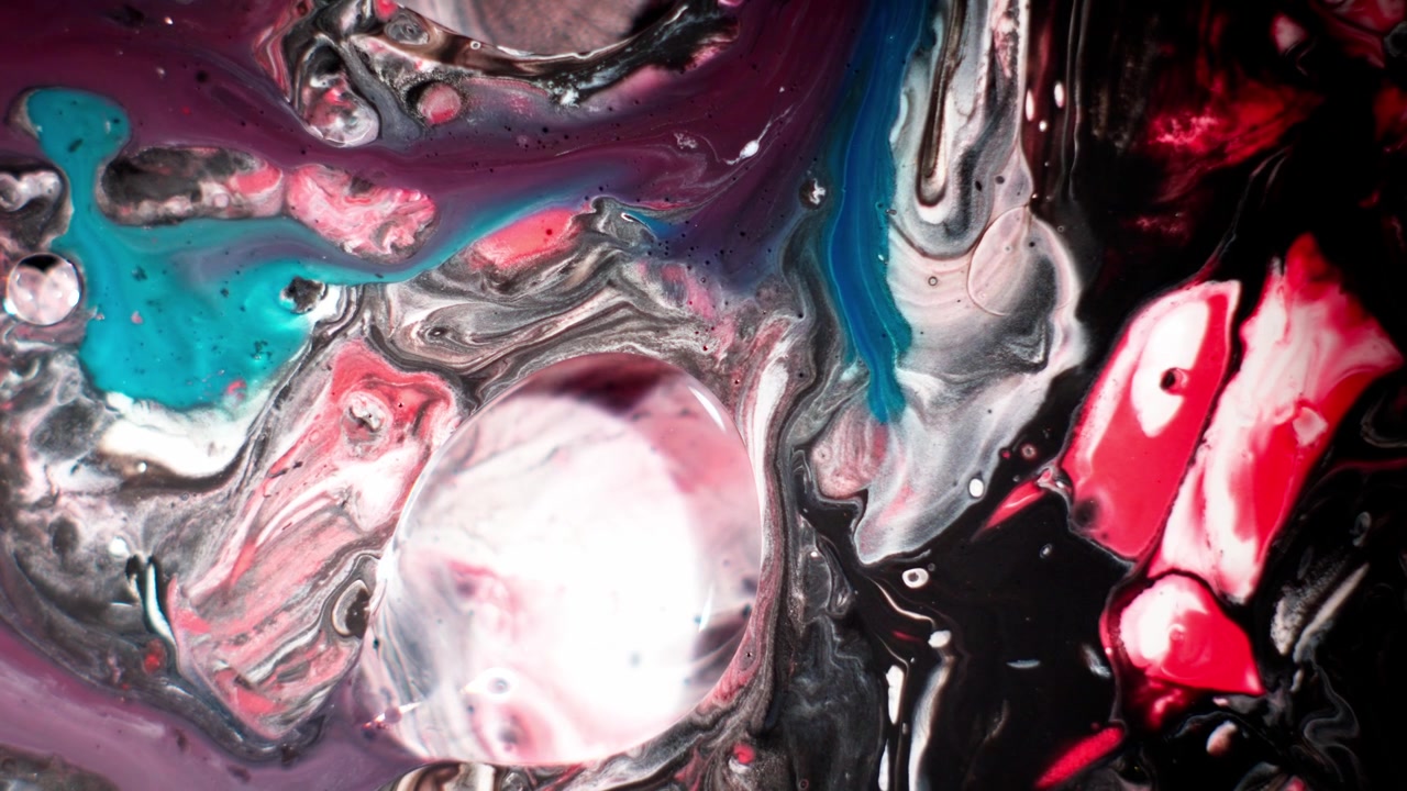 Vista cenital dramática de interacciones de tinta de alcohol rosa, azul y negra. El fluido de alto contraste genera una textura abstracta y evocadora, adecuada para medios creativos.
