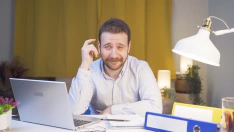 Hombre-Trabajador-De-Oficina-En-Casa-Expresando-Su-Mente-Y-éxito-A-La-Cámara.