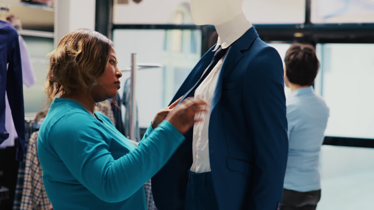 comprador analizando en el traje azul