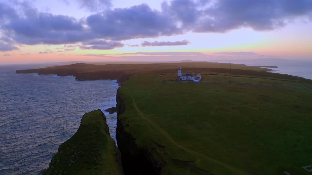 빛나는 등대와 함께 루프 헤드 반도 위의 활기찬 색상