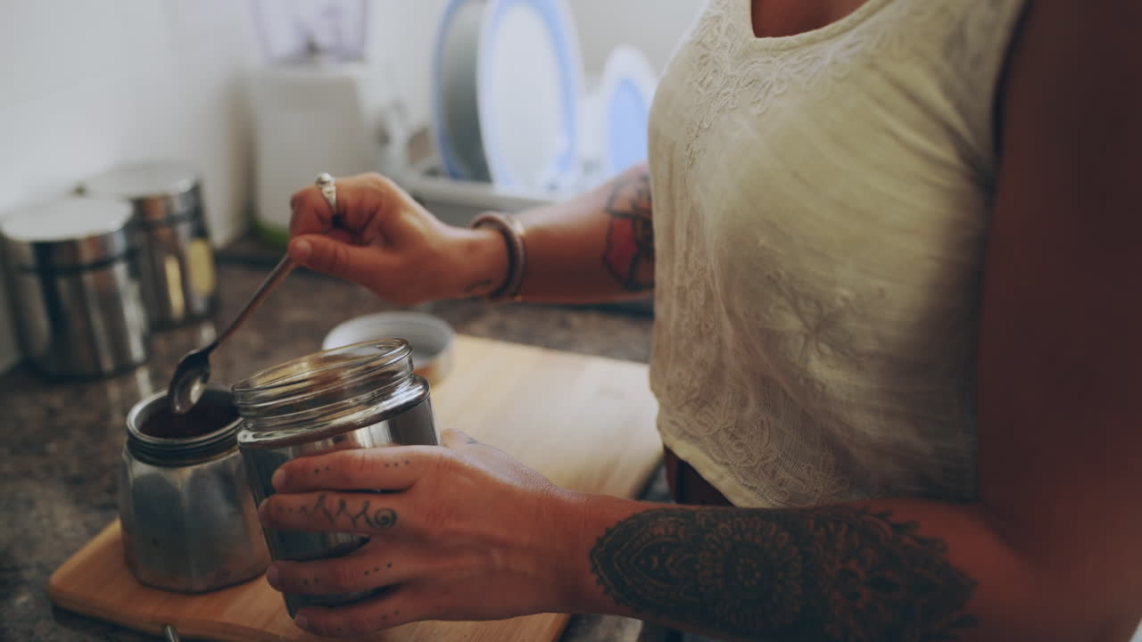 el café por la mañana es una tradición para ella.