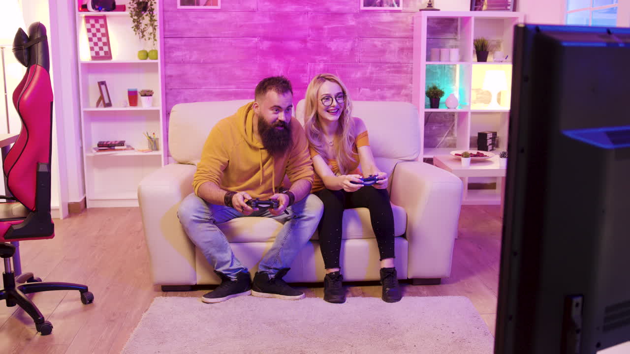 pareja jugando videojuegos en casa