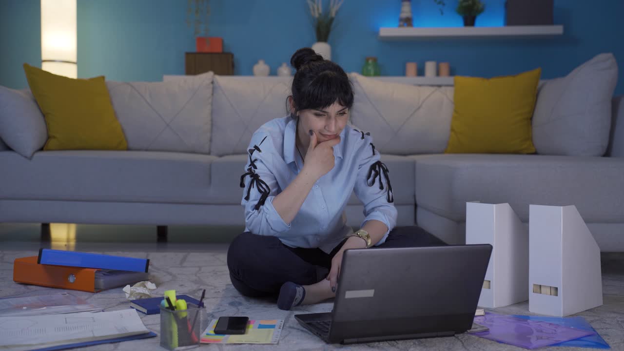 mujer trabajadora de oficina en el hogar con expresión satisfecha.