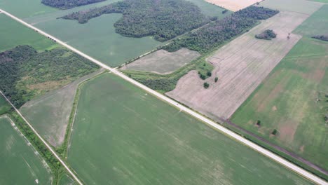 Weitwinkelaufnahme-Eines-Bauernhoflandes-Aus-Der-Luft