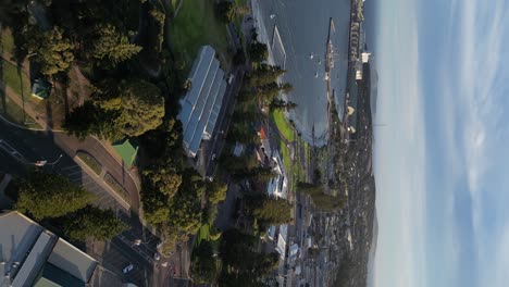 Vertikale-Drohnenaufnahme-Des-Vorortbezirks-Der-Stadt-Esperance-Und-Des-Hafens-Im-Hintergrund-Bei-Sonnenuntergang,-Westaustralien