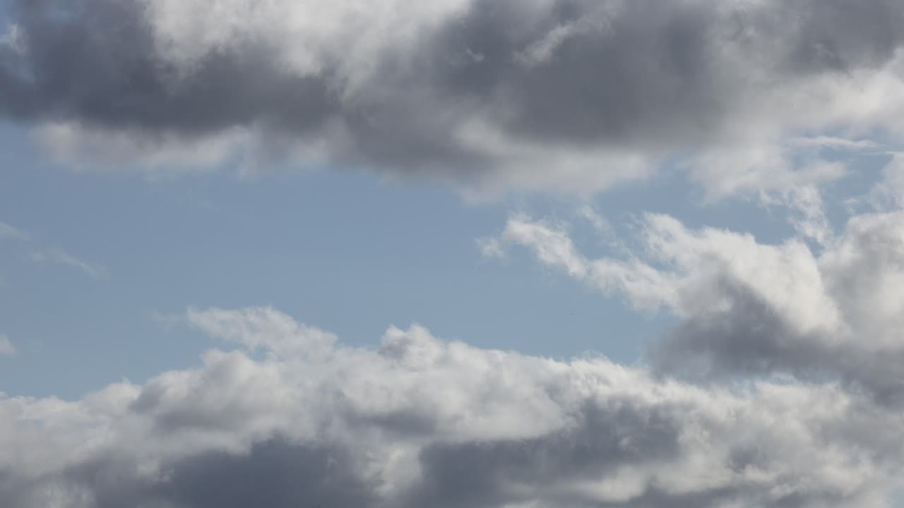 은 파란 하늘을 가로질러 떠다니는 구름