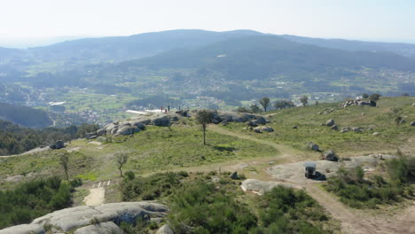 vehículo todoterreno estacionado en la cima de la montaña portuguesa alto minho - toma panorámica aérea de paralaje