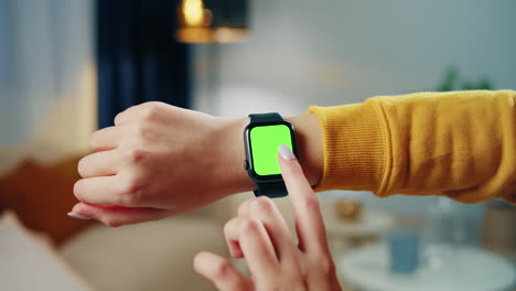 mujer interactuando con un reloj inteligente