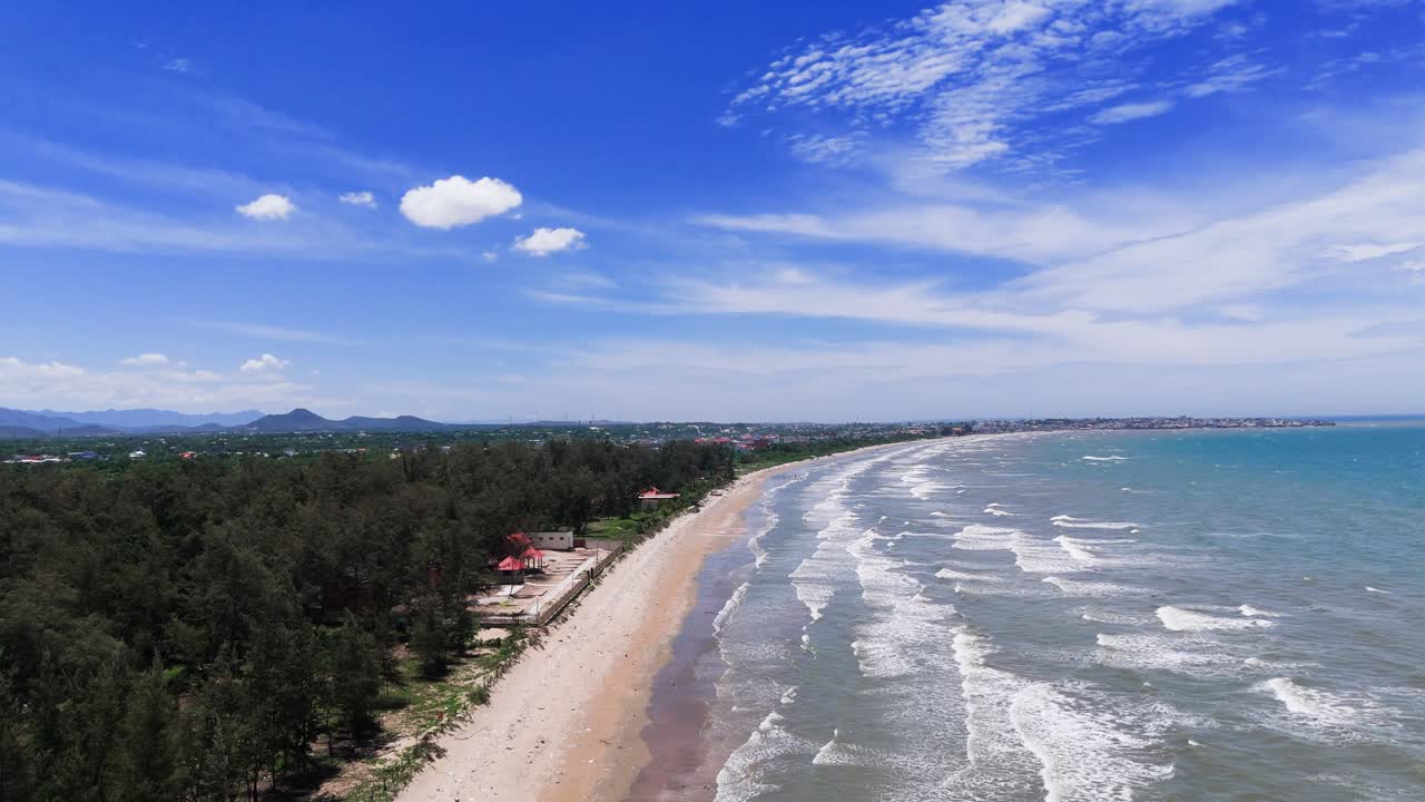 Vista aérea de la costa y las olas en Lam Dong por la mañana