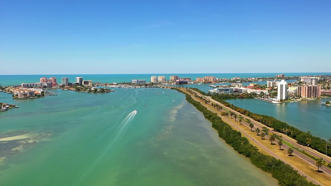 여름날 플로리다의 클리어워터 해변에서 항해하는 작은 요트의 공중 전망