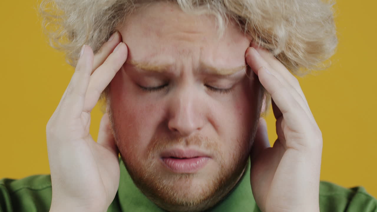 두통을 고 있는 남자